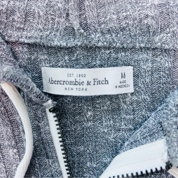 Abercrombie and Fitch Women’s  Junior Size M Lightweight Zip up Hoodie Sweater - Picture 4 of 4